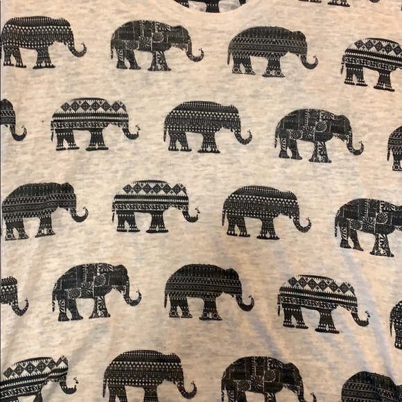 Elephant 🐘 print shirt, slightly longer in back - Picture 2 of 2